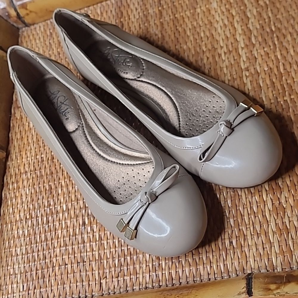 Life Stride soft system sz 8.5 patent leather slippers